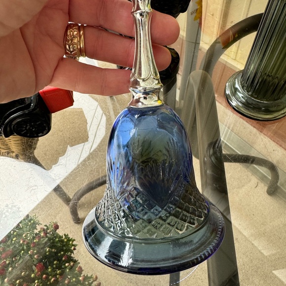 711- Four (4) Piece Collection Of Vintage Avon Glass Bottle Cologne Decanters. - Picture 6 of 11